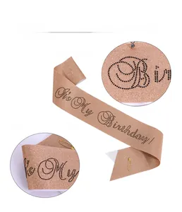 Dettaglio della fascia di compleanno oro rosa con strass neri e finitura glitterata
