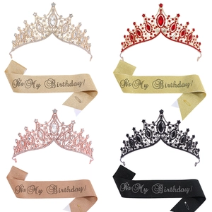 Dettaglio fascia di compleanno glitterata con corona di strass in quattro colori diversi