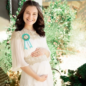 Elegant Mom To Be baby shower sash badge pin in Tiffany blue ribbon and gold lettering