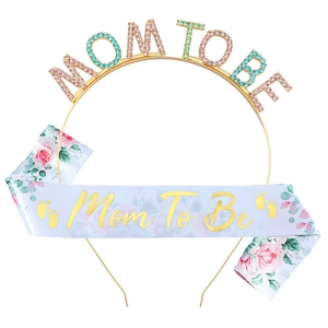 Kit Baby Shower Mom To Be avec serre-tête en strass dorés et écharpe en satin floral