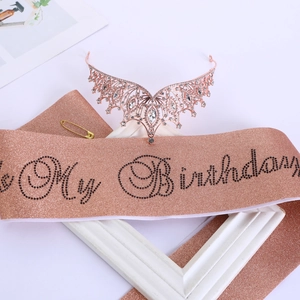 Set compleanno con tiara oro rosa e fascia rosa glitterata con scritte in strass