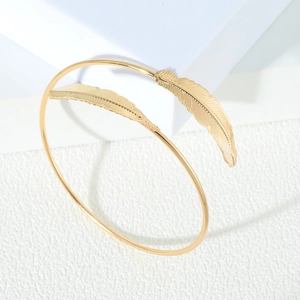 Bracelet de bras plume dorée ajustable avec texture détaillée pour femmes