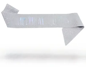 Detail der Birthday Queen Schärpe aus silbernem Glitzerstoff mit Laser-Regenbogen-Schrift