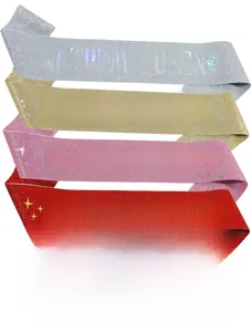 Details glitzernder Birthday Queen Schärpen in Silber Gold Pink und Rot aus Stoff