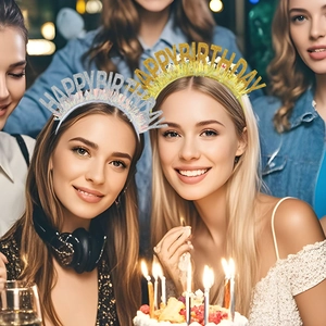 Scène d'anniversaire avec serre-têtes Happy Birthday en or et argent à franges pailletées