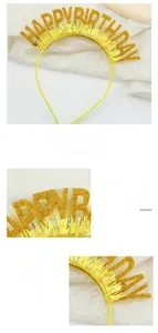 Détail du serre-tête Happy Birthday avec lettres dorées pailletées et franges de guirlandes