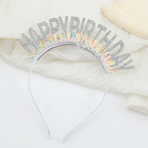 Détail de serre-tête Happy Birthday à paillettes argentées avec franges laser colorées