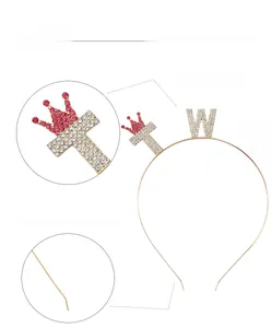 Détail du diadème rose et lettrage TWO avec strass pour le 2ème anniversaire
