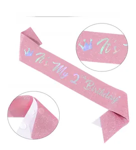 Détail de l'écharpe rose pailletée 2 ans avec texte laser et fermeture velcro