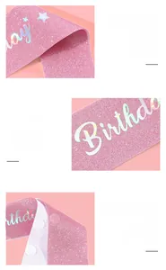 Détail de l'écharpe rose pailletée du 2e anniversaire avec lettrage et velcro réglable