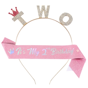 Détail de l'écharpe rose scintillante et du diadème en cristal TWO pour le 2ème anniversaire