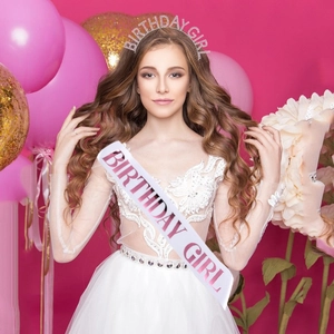 Set fascia rosa Birthday Girl e corona di strass su modella per celebrazioni di compleanno