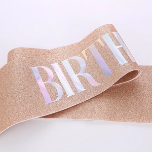 Dettaglio della fascia di compleanno glitter oro rosa con testo olografico