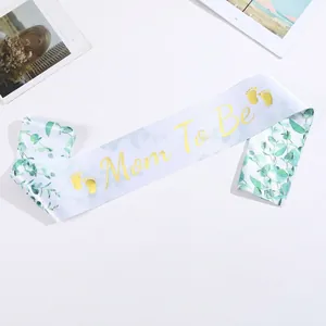 Fascia Mom To Be in raso bianco con scritte dorate, impronte e motivi a foglia