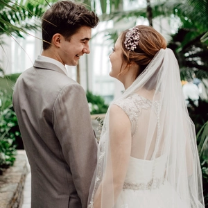 Elegant two-layer bridal veil with pearls and lace embroidery for wedding hair accessories