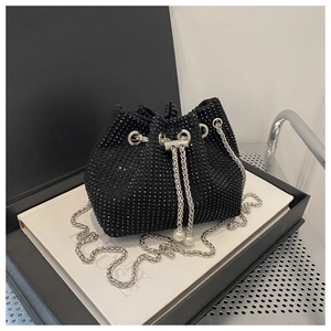 Detailaufnahme der schwarzen Strass-Beuteltasche mit Silberkette und Perlen-Kordelzug