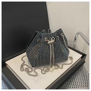 Detail der Strass-Beuteltasche mit silbernem Kettenzug und Perlen-Akzenten