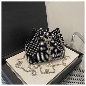 Detail der schwarzen Strass-Beuteltasche mit Silberkette und Perlen-Kordelzug-Akzenten