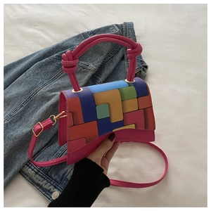 Détail d'un sac bandoulière tendance avec patchwork géométrique et poignée à nœud élégante