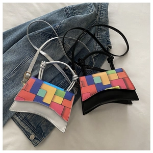 Détail de motifs colorés sur des sacs argentés et noirs avec une base incurvée