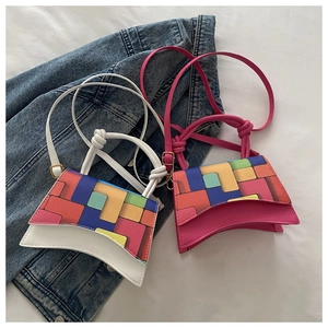 Détail de mini sacs à bandoulière tendance avec imprimés géométriques colorés pop art