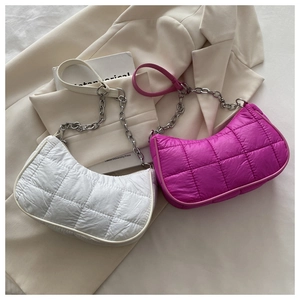 Sacs demi-lune matelassés en blanc et rose pourpre avec chaîne et bandoulière cuir