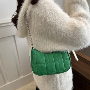Sac à bandoulière matelassé vert émeraude élégant avec chaîne en métal argenté