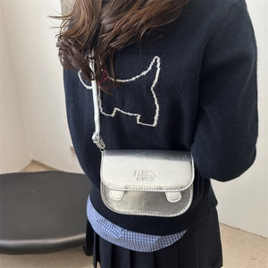 Sac bandoulière argenté style selle avec texture craquelée et bandoulière réglable
