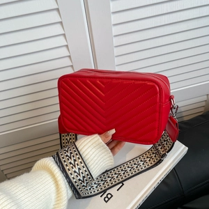 Petit Sac Bandoulière Carré en Similicuir PU Matelassé en Chevrons pour Femmes avec Large Bandoulière Géométrique Sac à Main