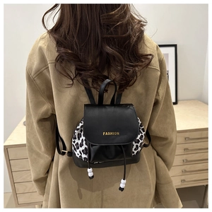 Détail du sac à dos léopard avec rabat en cuir et lettrage doré Fashion