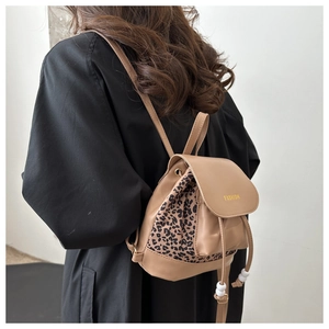 Détail du mini sac à dos en patchwork léopard avec inscription Fashion et cordon
