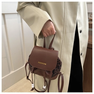 Détail du mini sac à dos vintage en similicuir marron avec empiècement imprimé léopard
