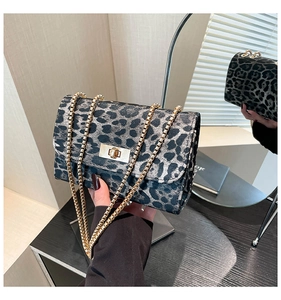 Détail du sac à rabat léopard avec bandoulière chaîne dorée et fermoir pivotant chic
