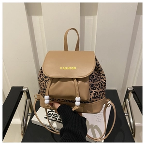 Détail d'un sac à dos léopard vintage avec cordon de serrage et lettrage 'FASHION'
