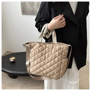Detail der beigen Stepptasche mit Rautensteppmuster und verstellbarem Schultergurt