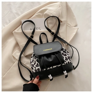 Détails des coutures léopard et des perles de serrage sur un mini sac à dos tendance