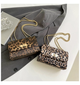 Détails de sacs léopard avec bandoulière en chaîne dorée et fermoir pivotant en métal