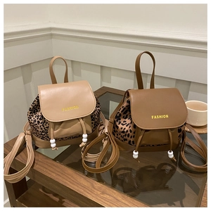 Détails des coutures léopard et du cordon à perles sur deux sacs à dos tendance et chics