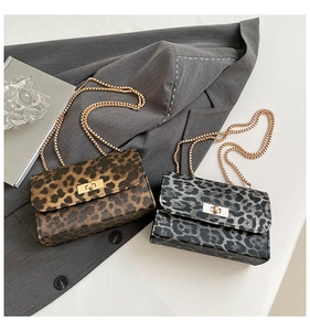 Détail de sacs à rabat léopard avec chaînes dorées et fermoirs métalliques