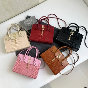 Sacs à main motif crocodile en cinq couleurs avec pompon et logo SS, montrant cinq options
