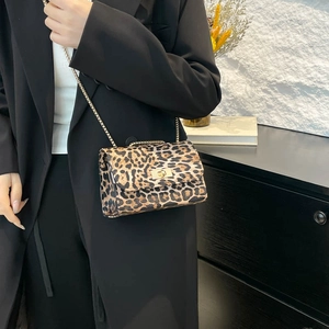 Sac bandoulière rétro à motif léopard avec chaîne dorée et fermoir carré métallique