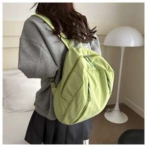 Dettaglio dello zaino in nylon verde chiaro impermeabile con spallacci imbottiti