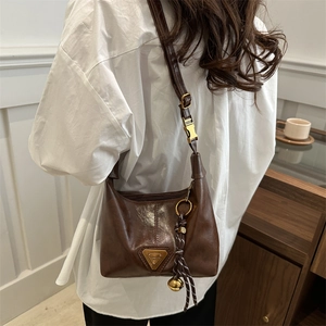 Sac bandoulière rétro marron foncé en similicuir brillant avec pendentif sphérique