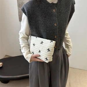 Weiße gesteppte Handtasche mit schwarzen Schleifen-Stickereien und Nylon-Textur-Design