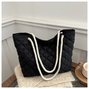 Sac cabas matelassé noir avec poignées en corde de coton beige pour un look d'automne