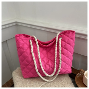 Sac fourre-tout matelassé rose vif avec poignées en corde blanche pour l'automne-hiver