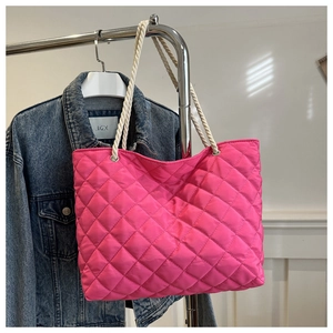 Dettaglio della borsa tote in nylon fucsia trapuntato con spessi manici in corda di cotone