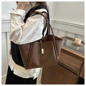 Braune Leder-Tote-Bag mit goldener Metallschnalle und langen Schultergurten für Damen