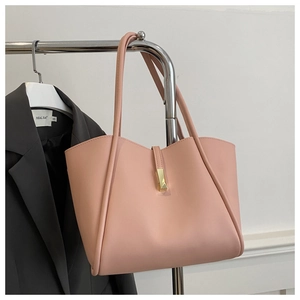 Rosa Tote-Tasche Detail mit wellenförmigem Rand und goldener Metallschnalle
