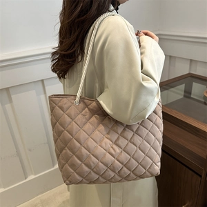 Borsa tote trapuntata in nylon kaki chiaro con manici in corda bianca per l'ufficio